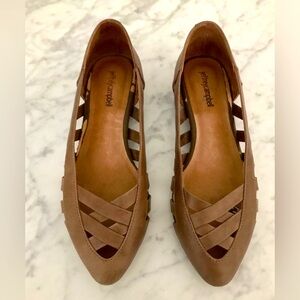 Jeffrey Campbell Tan Woven Pointed Toe Flats - Size 10

Worn 2-3 time